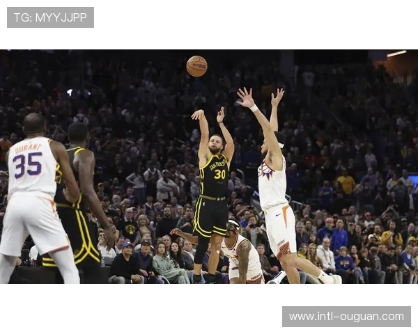 勇士库里过去两场砍66分，三连客末战黄蜂体能成隐忧