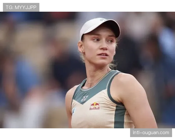 莱巴金娜因背伤接受治疗，表情痛苦